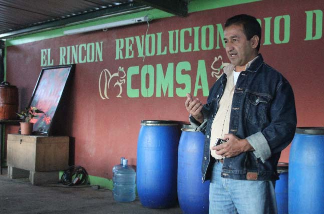 COMSA General Manager Rodolfo Peñalba explains the innovative work undertaken in their “Revolutionary Corner of Knowledge.”